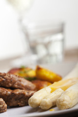 weißer Spargel mit Schweinefilet
