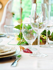Table banquet mariage chic, ensoleillé, couvert et verre, nom
