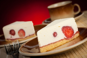 A slice of delicious cheeese cake with strawberries and syrup se