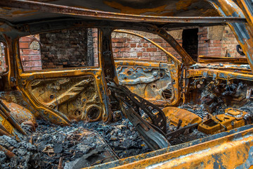 Verbranntes und verrostetes Auto (Innenraum)