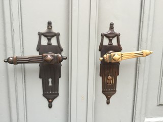Detail eines alten Türbeschlags