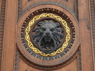 Tür mit Löwenkopf, türklopfer
