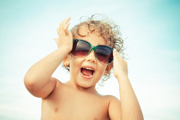 Fototapeta premium bambina felice con occhiali da sole