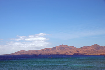 vue de la plage de puerto del carmen lanzarote