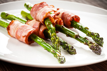 Asparagus and fried bacon