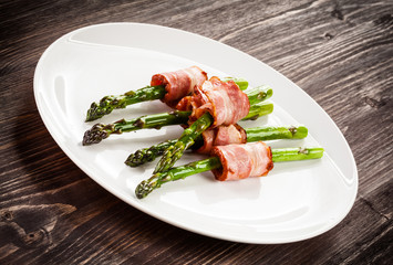 Asparagus and fried bacon