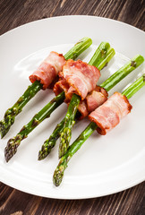 Asparagus and fried bacon