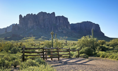 A Trail into the Superstition Mountain Wilderness - obrazy, fototapety, plakaty