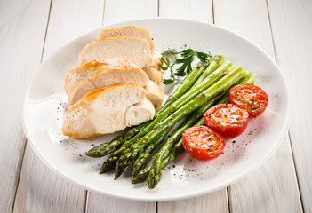 Roast chicken fillets and vegetables 