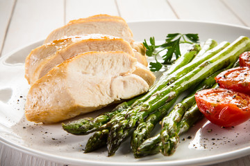 Roast chicken fillets and vegetables 