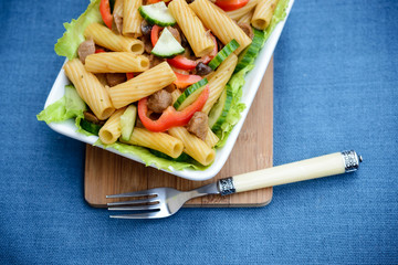 Nudelsalat mit Sojafleisch und buntem Gemüse