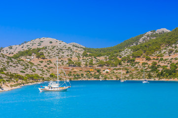 Obraz premium Bay Panormiti klasztor. Wyspa Symi. Grecja