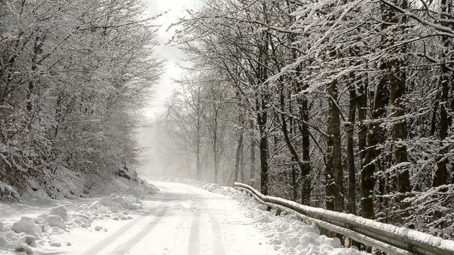 Schneewehen im Wald - Schneeverwirbelungen im Sauerland