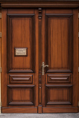 Zdobione drzwi urzędu - obrazy, fototapety, plakaty