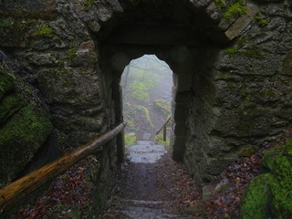 Ausgang aus einer alten Burganlage