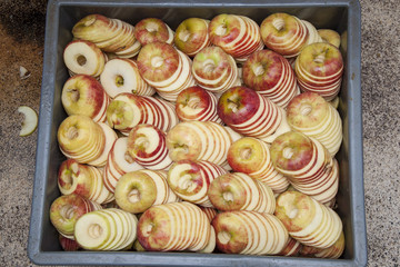 Viele frische Äpfel in Scheiben geschnitten