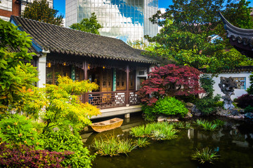 Fototapeta na wymiar Building and pond at the Lan Su Chinese Garden, in Portland, Ore