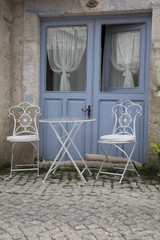 Fototapeta na wymiar Eski Kapı ve Sandalyeler