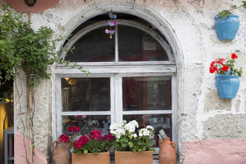 Fototapeta na wymiar Pencere ve Çiçekler