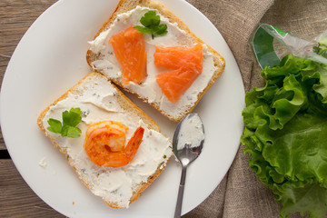 Wheat bread toasts with cream cheese, smoked salmon and shrimp