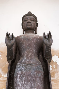 Old Buddha statue at Wat Phra Pathom Chedi