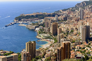 Obraz premium Blick über Fürstentum Monaco mit großem Jachthafen an der französischen Cote d‘Azur