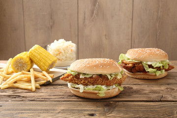 hamburger di pollo fritto sfondo legno
