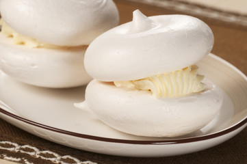 Kiss cakes with cream