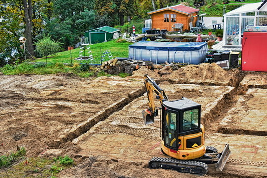 Baugrube mit Bagger