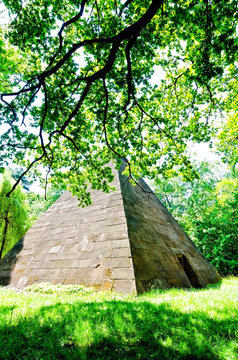 Pyramide im Schloßpark Machern