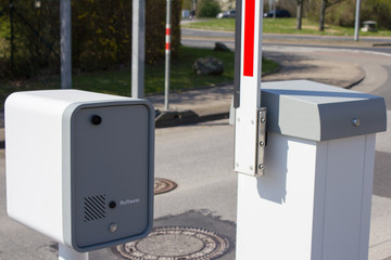 Schranke an einem Parkplatz mit Ruftaste