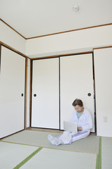 パソコンの操作をしているシニアの女性