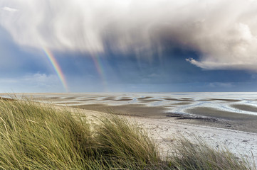 Traumhafte Wolkenstimmung mit Regenbogen