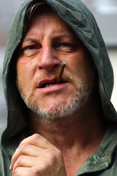 Mann mit Zigarette