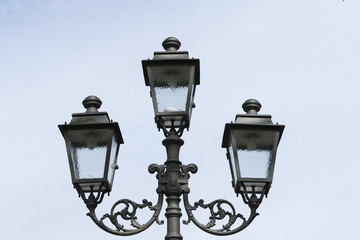 Fototapeta na wymiar Antike Straßenbeleuchtung