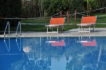 Liegestühle am Pool