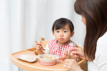 食事をする幼児