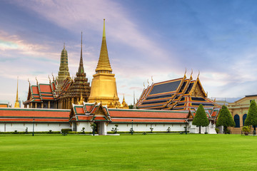 Naklejka premium Royal palace (Wat Phra Kaew) in Bangkok, Thailand