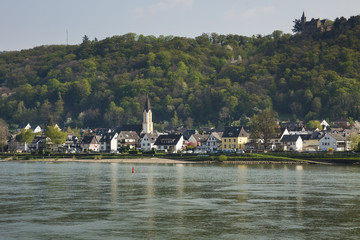 Ausblick auf Osterspai mit Schloß Liebeneck am Rhein