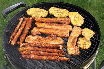 Holzkohlegrill mit Fleisch