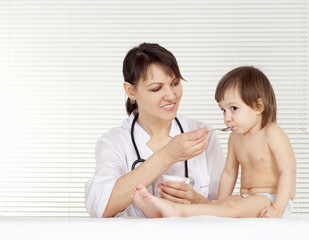 Obraz na płótnie Canvas doctor with little girl 