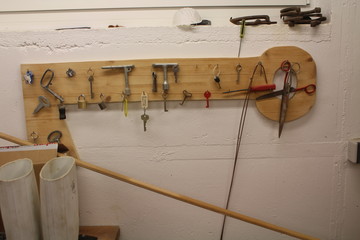 Fahrradluftpumpe hängt an der Wand