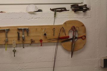 Fahrradluftpumpe hängt an der Wand