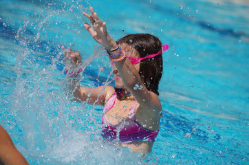 enfant à la piscine