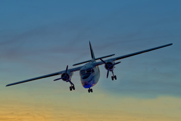 Fototapeta na wymiar Flugzeug bei der Landung, Himmel blaue Stunde