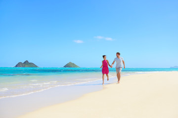 Beach couple happy having fun on Hawaii honeymoon