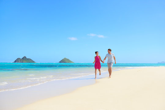 Beach couple happy having fun on Hawaii honeymoon