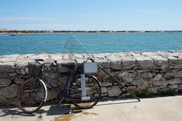 Bicyclette de pêcheur au bord de la mer