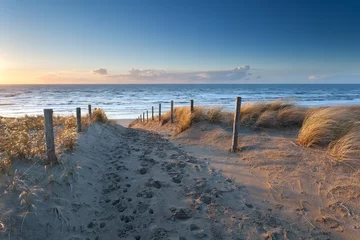 Tableaux ronds sur plexiglas Mer du Nord, Pays-Bas chemin de sable vers la côte de la mer du Nord au coucher du soleil