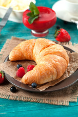 Buttercroissant mit erdbeer marmelade 